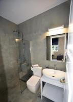 A bathroom at Olive Press Hotel & Apartments