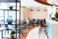 香港宜必思香港中上環的一间有桌椅的餐厅