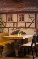 CleebourgにあるLogis Hotel Restaurant Keimbergの壁に家が描かれたテーブルと椅子