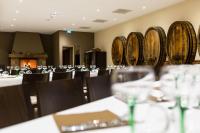 CleebourgにあるLogis Hotel Restaurant Keimbergのダイニングルーム(テーブル、椅子、ワイン樽付)