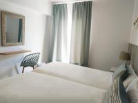 Posteľ alebo postele v izbe v ubytovaní Apartamentos Las Palmeras