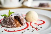 um pedaço de sobremesa de chocolate num prato branco em Country Club Lima Hotel – The Leading Hotels of the World em Lima