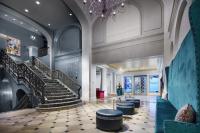 eine Lobby mit Treppen, Stühlen und einem Kronleuchter in der Unterkunft The Marker Union Square San Francisco in San Francisco