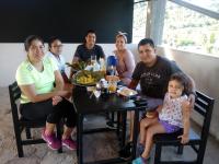 een groep mensen die rond een tafel zitten bij Gran Hotel Virrey in San Ramón