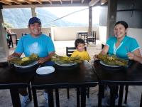een gezin dat aan tafel zit met borden vol eten bij Gran Hotel Virrey in San Ramón