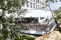 Reštaurácia alebo iné gastronomické zariadenie v ubytovaní Hotel Rainers21