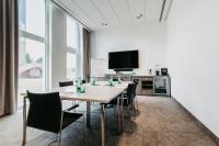 Televízia a/alebo spoločenská miestnosť v ubytovaní Hotel Rainers21