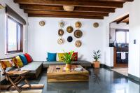 una sala de estar con un sofá y una mesa en Nibiru Hostel, en Villa de Leyva