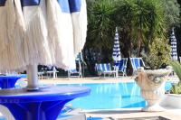 Bazén v ubytovaní Appartamenti Vacanze Minervino alebo v jeho blízkosti