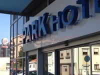 Park Hotel Porto Gaiaに飾ってある許可証、賞状、看板またはその他の書類