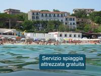 ポルトフェッラーイオにあるHotel Villa Ombrosaの海水浴場の人々