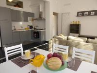 A kitchen or kitchenette at La Casa Del Merlo by Holiday World