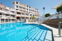 una piscina frente a un edificio en Club Tenerife Apartments, en Los Cristianos
