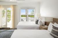 Ein Bett oder Betten in einem Zimmer der Unterkunft Parrot Key Hotel &amp; Villas
