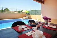 The swimming pool at or close to Ricardel 20