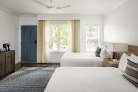 Ein Bett oder Betten in einem Zimmer der Unterkunft Parrot Key Hotel &amp; Villas