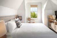Ein Bett oder Betten in einem Zimmer der Unterkunft Parrot Key Hotel &amp; Villas