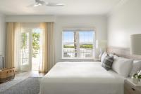Ein Bett oder Betten in einem Zimmer der Unterkunft Parrot Key Hotel &amp; Villas