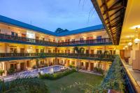 una imagen del patio de un hotel en Diana Hotel Jogja, en Yogyakarta