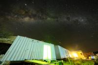 un edificio bajo un cielo estrellado por la noche en Casa Ollagua, en Vicuña