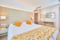 Łóżko lub łóżka w pokoju w obiekcie Hotel Ilusion Moreyo - Adults Only