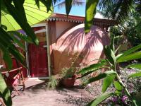 a house with a pink door and some plants at Cazadodo in Étang-Salé
