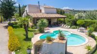 Bazén v ubytovaní Villa Deluxe alebo v jeho blízkosti