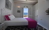 Postel nebo postele na pokoji v ubytování Tinos Traditional Sea Side Villa