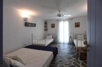 Postel nebo postele na pokoji v ubytování Tinos Traditional Sea Side Villa