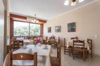 Glaros Hotelにあるレストランまたは飲食店