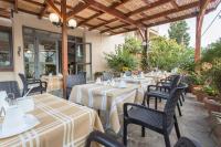 Glaros Hotelにあるレストランまたは飲食店