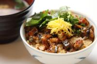 滨松滨松列昂酒店的上面放着一碗奶酪的食物