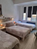 Posteľ alebo postele v izbe v ubytovaní Apartamento Somosierra a 5 minutos del centro histórico para 7 personas