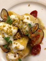 un plato blanco de comida con comida. en Residenza Del Lago, en Candia Canavese