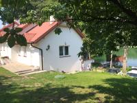 Vonkajšia záhrada v ubytovaní Domki nad Brzegiem