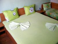 Villa Ribarica tesisinde bir odada yatak veya yataklar