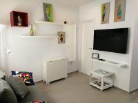 Telewizja i/lub zestaw kina domowego w obiekcie Apartamentos Playa Benitez