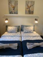 two beds sitting next to each other in a bedroom at Noah longstay Arboga in Arboga