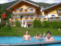 Bazén v ubytovaní Hotel Hammerwirt - Forellenhof alebo v jeho blízkosti