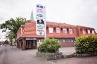un cartel delante de un edificio en una calle en Hotel Heideparadies, en Soltau
