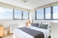 Posteľ alebo postele v izbe v ubytovaní GB Athens View Luxury Suite