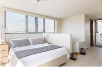 Posteľ alebo postele v izbe v ubytovaní GB Athens View Luxury Suite