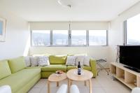 Televízia a/alebo spoločenská miestnosť v ubytovaní GB Athens View Luxury Suite