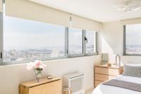 Posteľ alebo postele v izbe v ubytovaní GB Athens View Luxury Suite
