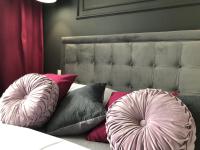 Część wypoczynkowa w obiekcie Family & Business Sauna Apartments Plac Wolności CENTRUM Downtow, - Piękny Apartament - 5 Bedroom with Private Sauna, Bath with Hydromassage, Parking, Catering Options