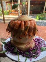 Song Ngư Riverside Homestay في كان ثو: كعكة على شكل وجه وعليها نقانق ساخنة