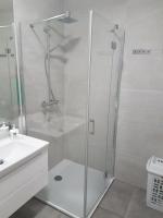 Łazienka w obiekcie Apartament Bałtyk Nadmorskie Tarasy z parkingiem