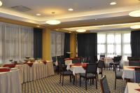 Reštaurácia alebo iné gastronomické zariadenie v ubytovaní Centrum Hotel