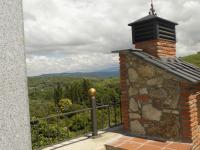 Vista general de una montaña o vista desde the country house 
