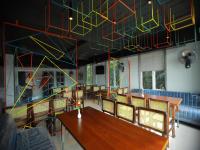 カンヌールにあるWithInn Hotel - Kannur Airportの木製のテーブルと椅子のあるダイニングルーム